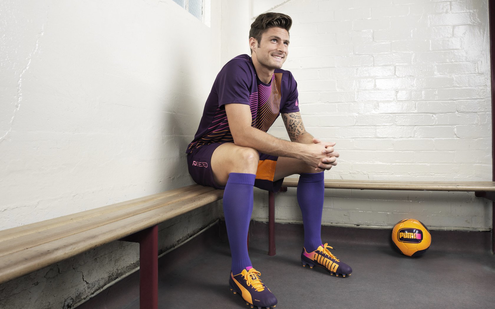 特色足球文化在国际科技展览中亮相，展示体育科技创新实力，足球技术展示